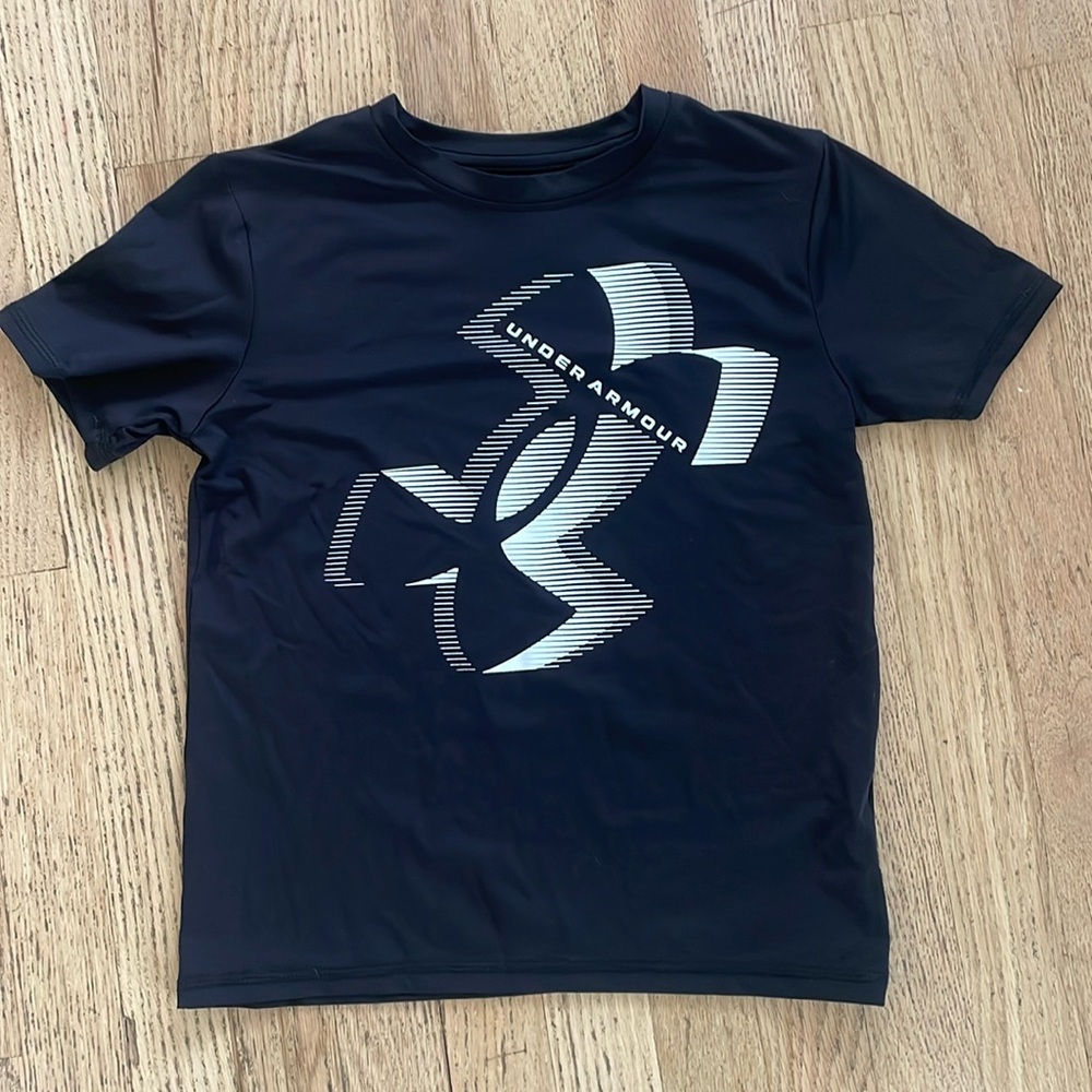 Boys small Under Armor dry fit t-shirt.